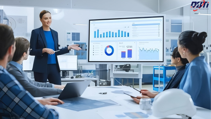 A digital marketer explaining marketing analytics to the team.
